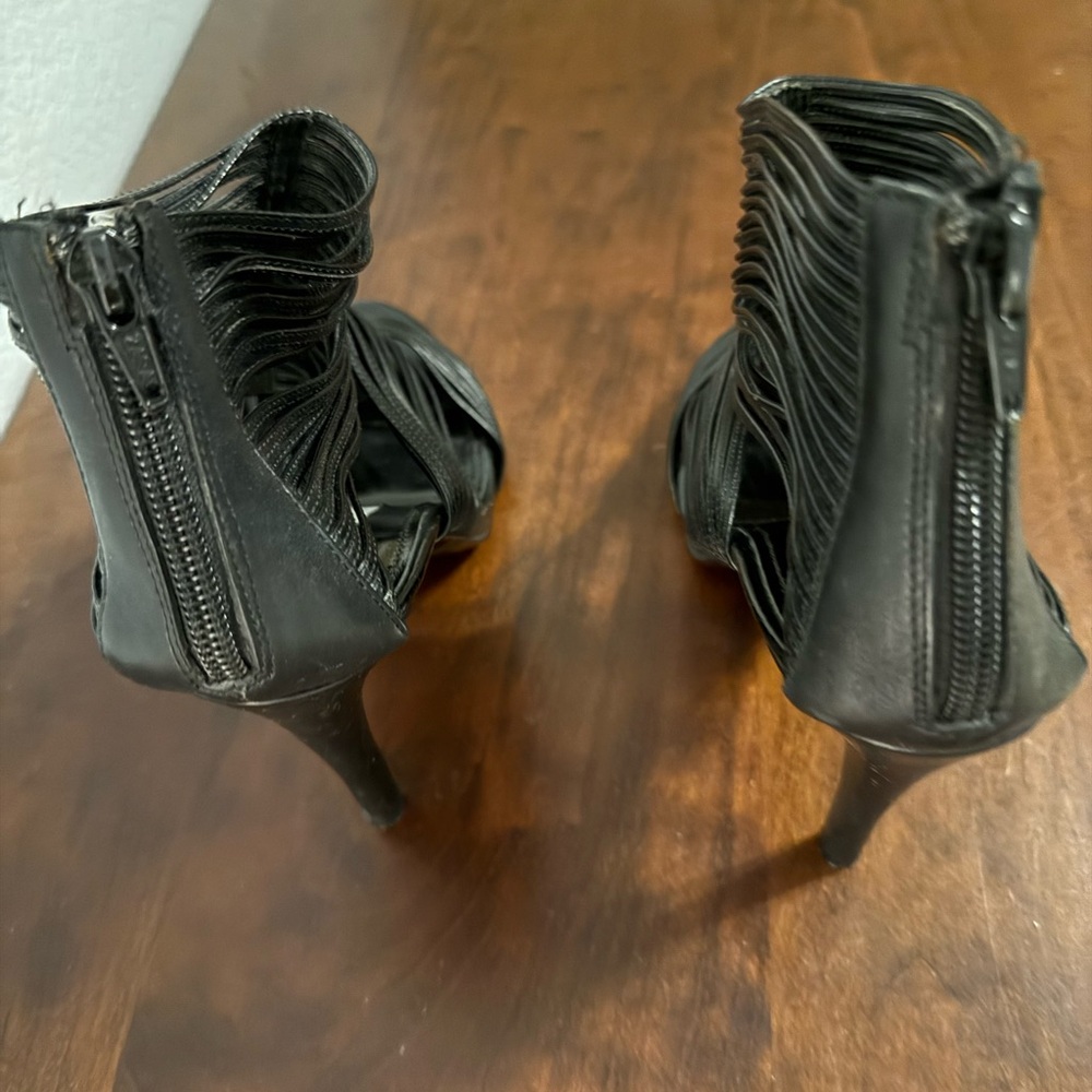 Black Strappy High-Heel shoes - Picture 3 of 3